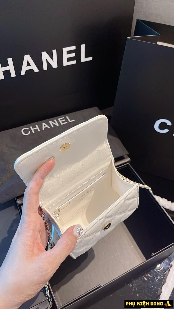 Bên Trong Túi Chanel Tay Cầm Dính Ngọc Mini Màu Trắng Bên Trong Túi Chanel Tay Cầm Dính Ngọc Mini Màu Trắng